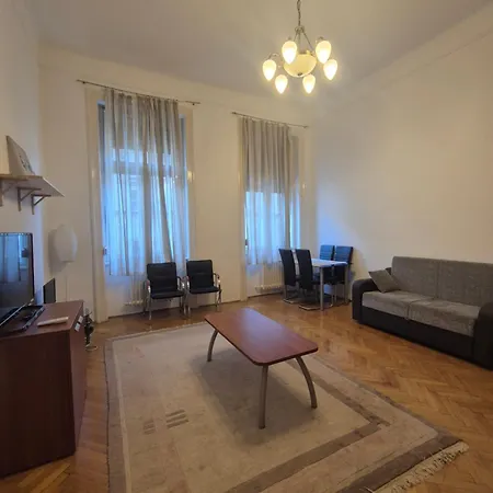 E13 - Close To New York Palace *