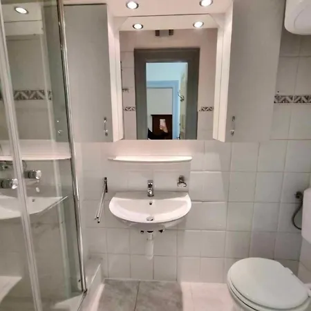 E13 - Close To New York Palace *