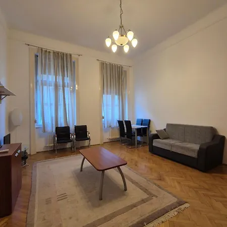 E13 - Close To New York Palace Budapest