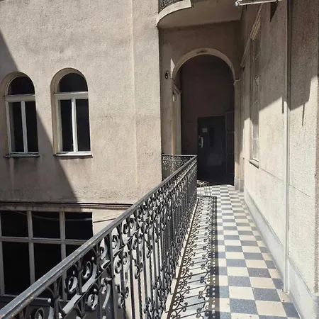 E13 - Close To New York Palace Apartment *
