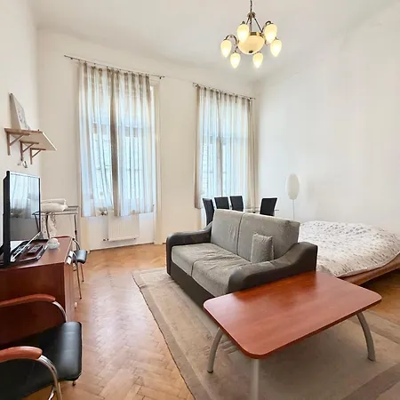 E13 - Close To New York Palace Budapest