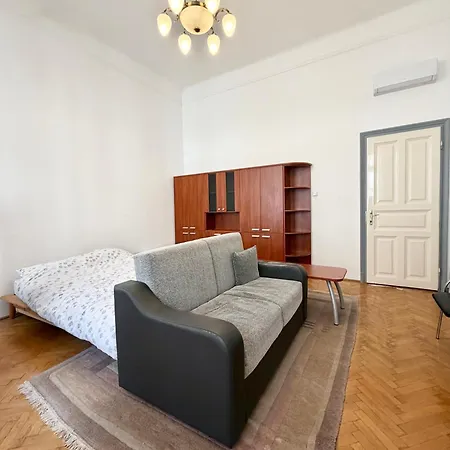 E13 - Close To New York Palace Appartamento *