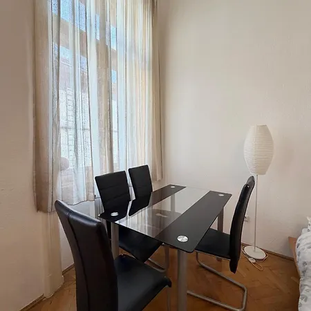 E13 - Close To New York Palace Apartman *