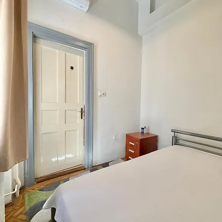E13 - Close To New York Palace Appartamento