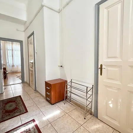 E13 - Close To New York Palace Budapest