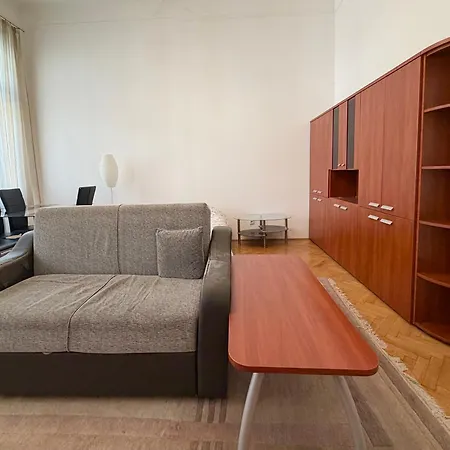 E13 - Close To New York Palace *