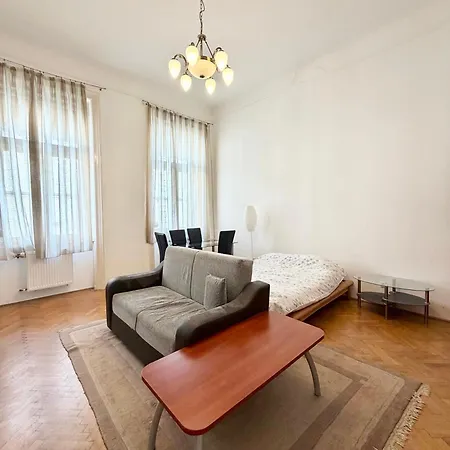 E13 - Close To New York Palace Apartman *