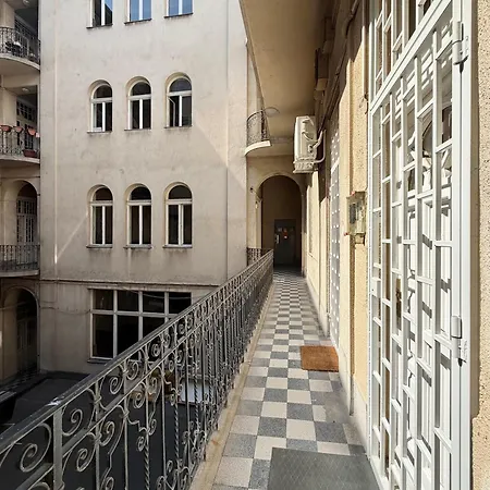 E13 - Close To New York Palace