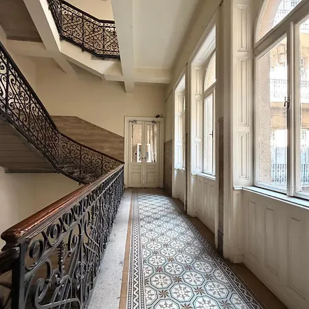 E13 - Close To New York Palace *