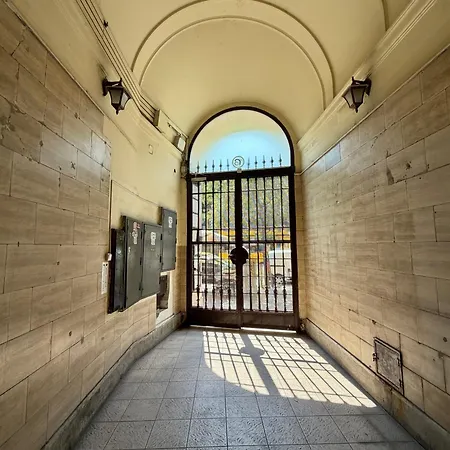 E13 - Close To New York Palace *